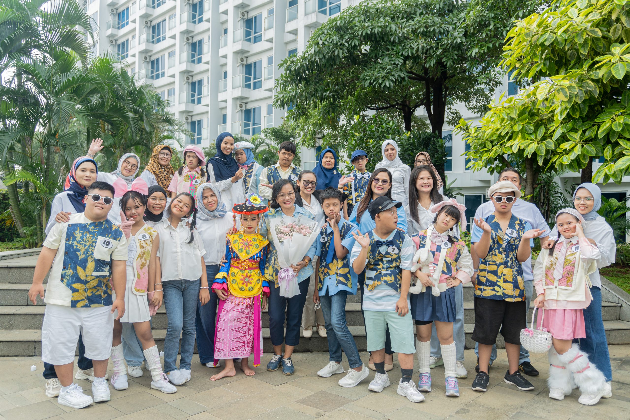 Apresiasi Keluarga Anak Down Syndrome melalui Acara Photohunt di Harris Puri Mansion