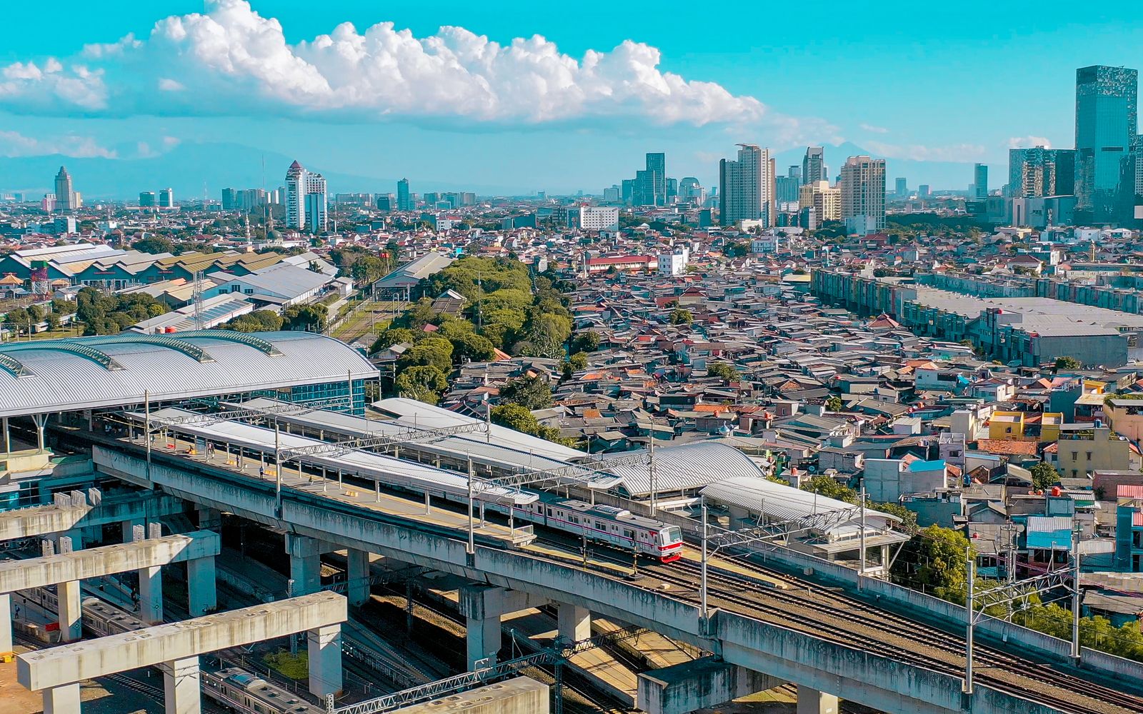 Adaptasi Kebutuhan Mobilisasi MasyarakatJadi Stasiun Tersibuk di Usia 107 Tahun, Stasiun Manggarai Terus Berkembang