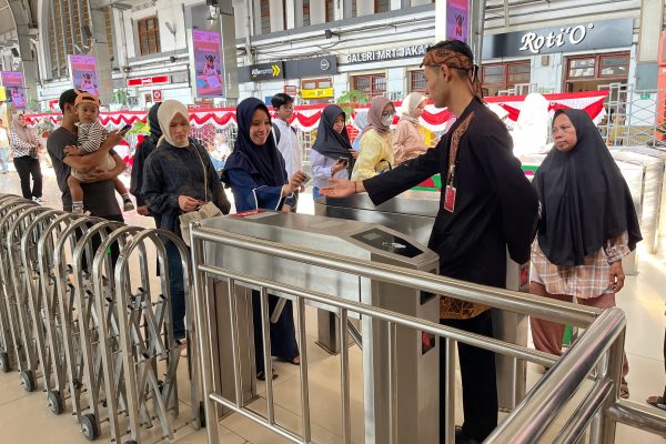 Efek Tarif Rp80 di Hari KemerdekaanJumlah Pengguna Commuter Line Jabodetabek Tembus 770 Ribu