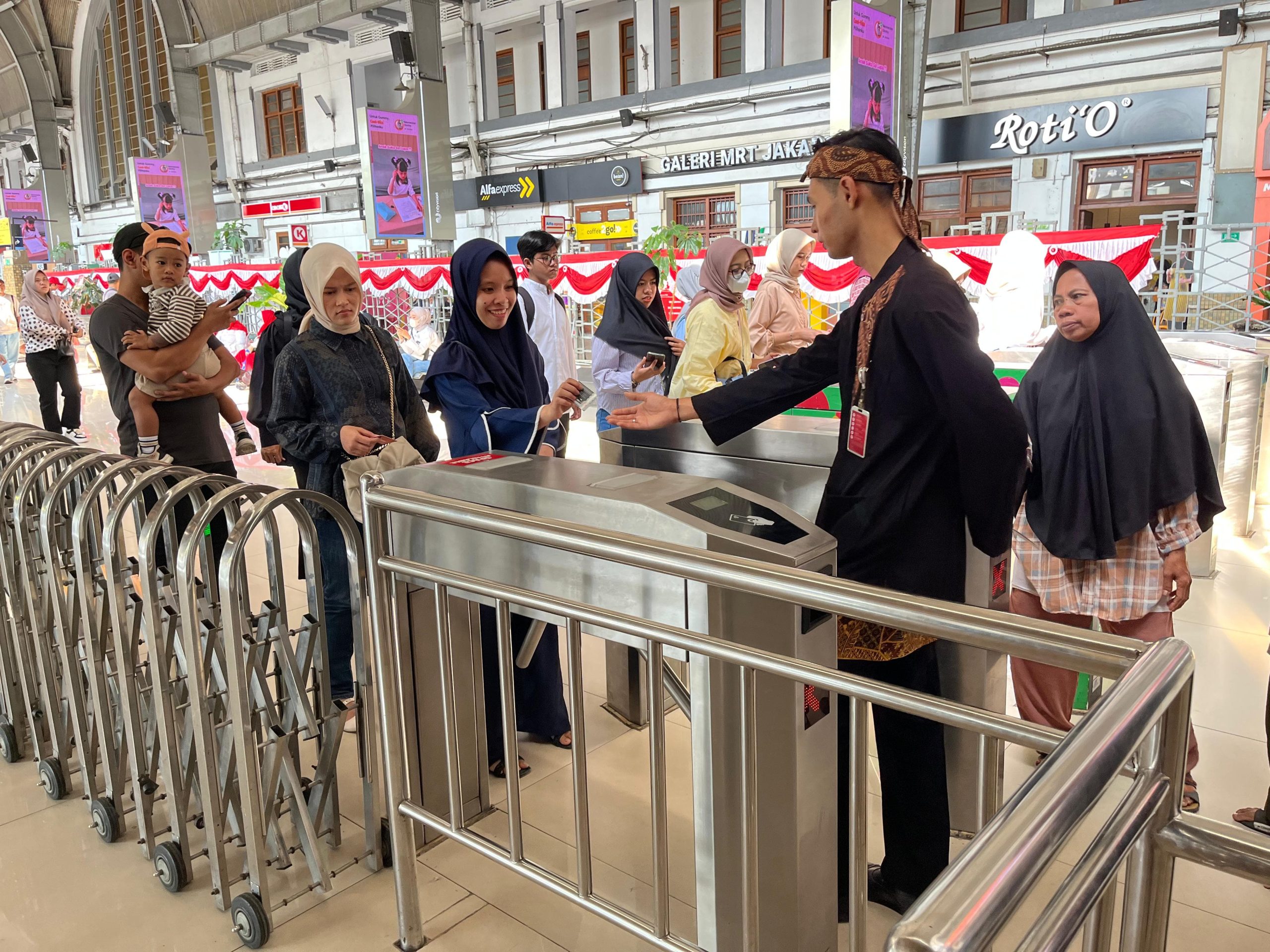 Efek Tarif Rp80 di Hari KemerdekaanJumlah Pengguna Commuter Line Jabodetabek Tembus 770 Ribu