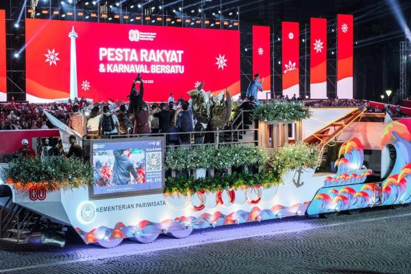 Kementerian Pariwisata Usung Tema Berwisata #DiIndonesiaAja dalam Karnaval Bersatu 2025