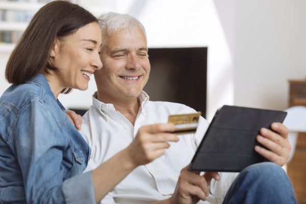 Old couple use point rewards (sumber: thepennyhoarder)