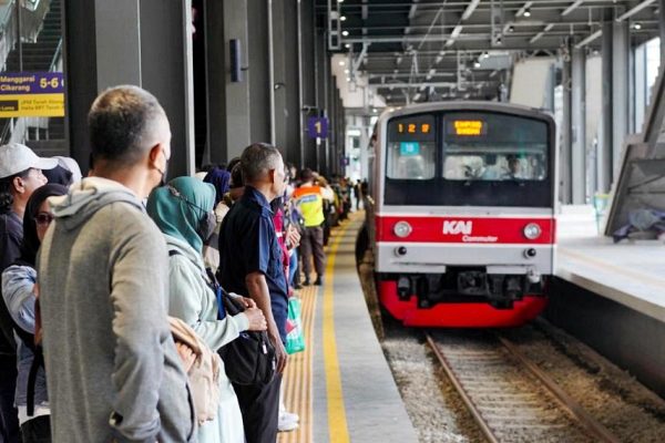 Minggu Pagi Stasiun di Sekitar Kawasan Monas Dipadati Pengguna, KAI Commuter Lakukan Antisipasi Kepadatan yang Akan Menuju Perayaan HUT TNI