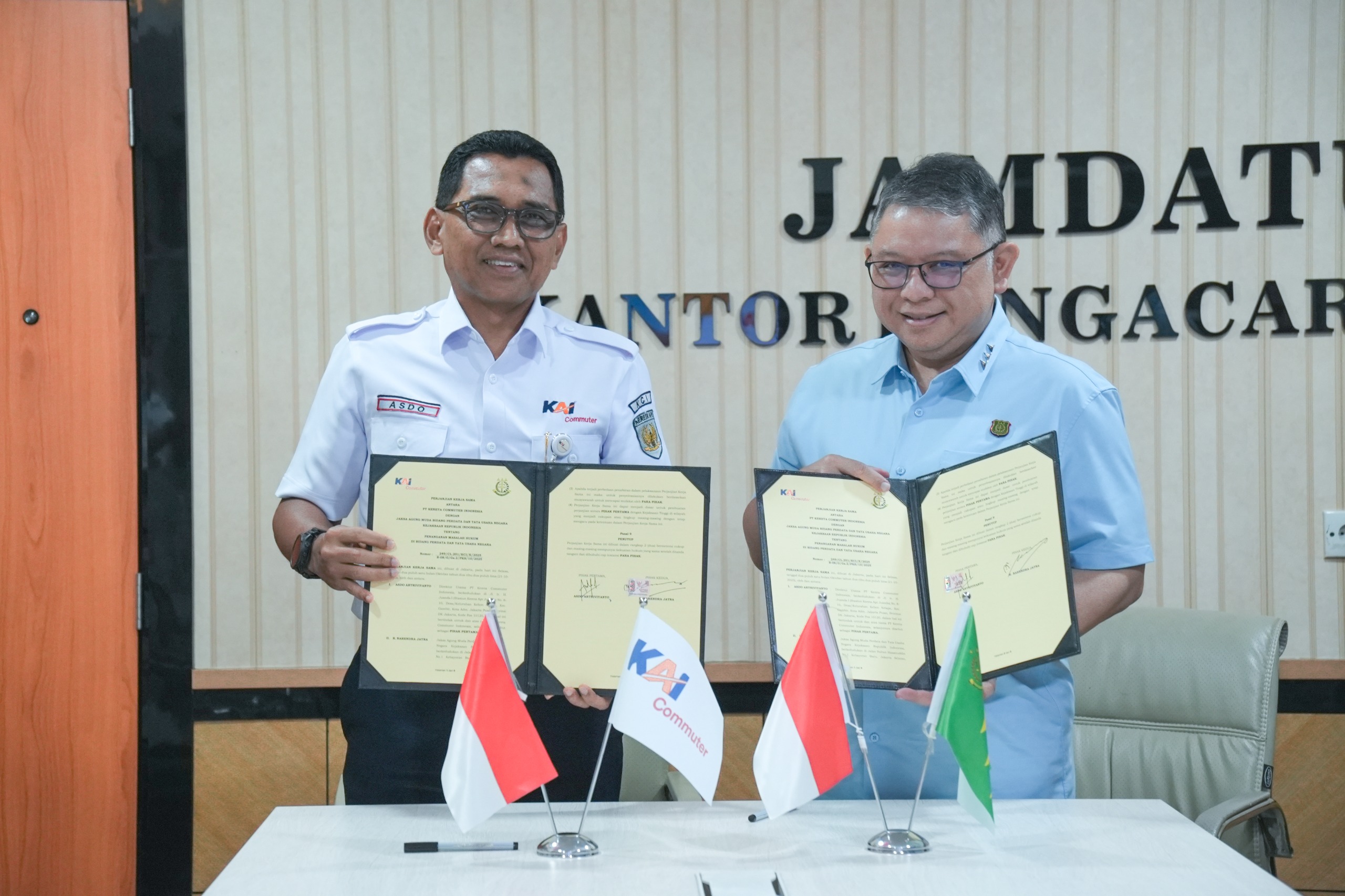 Komitmen Terapkan GCG, KAI Commuter Lakukan Penandatanganan Perjanjian Kerja Sama dengan Jaksa Agung Muda Bidang Perdata dan Tata Usaha Negara Terkait Pengadaan Sarana KRL
