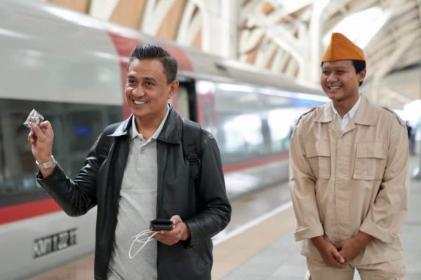 KCIC Peringati Semangat Sumpah Pemuda Bersama Penumpang Whoosh di Stasiun
