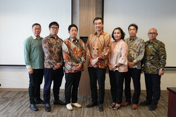 Ki-ka: Suryamin Halim (Komisaris Independen), Kohei Yoshida (Direktur baru), Yasutaka Nishioka (Presiden Direktur baru), Takumi Terakawa (Presiden Direktur lama), Sri Haryani (Direktur lama), Eiji Ito (Direktur baru), Ubaidillah Nugraha (Komisaris Independen).- sumber foto Istimewa