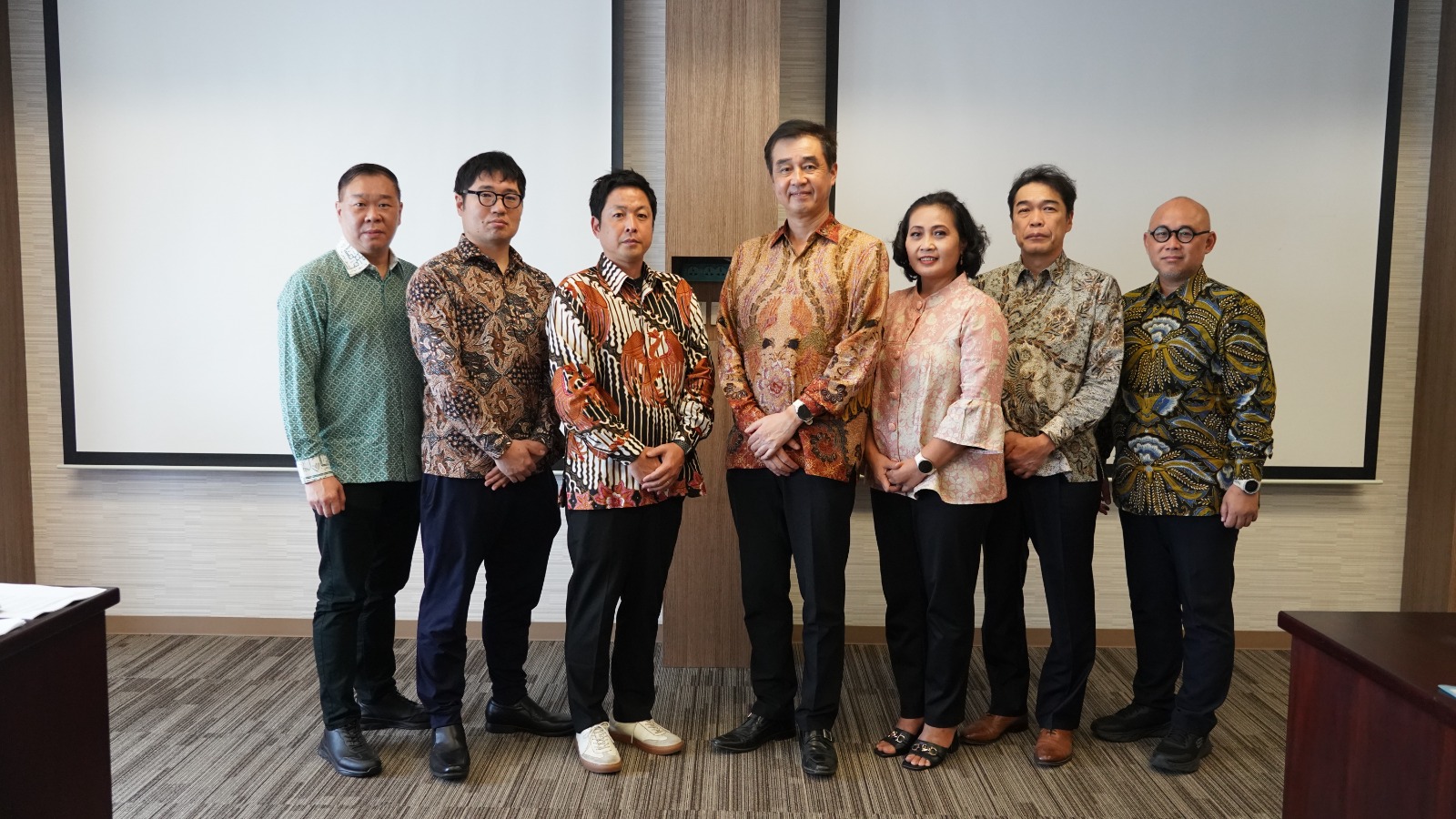 Ki-ka: Suryamin Halim (Komisaris Independen), Kohei Yoshida (Direktur baru), Yasutaka Nishioka (Presiden Direktur baru), Takumi Terakawa (Presiden Direktur lama), Sri Haryani (Direktur lama), Eiji Ito (Direktur baru), Ubaidillah Nugraha (Komisaris Independen).- sumber foto Istimewa