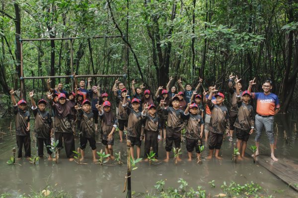 Memperingati World Environment Education Day 2026, HARRIS Puri Mansion dan Oakwood PIK Jakarta Gelar Mangrove Education dan Planting
