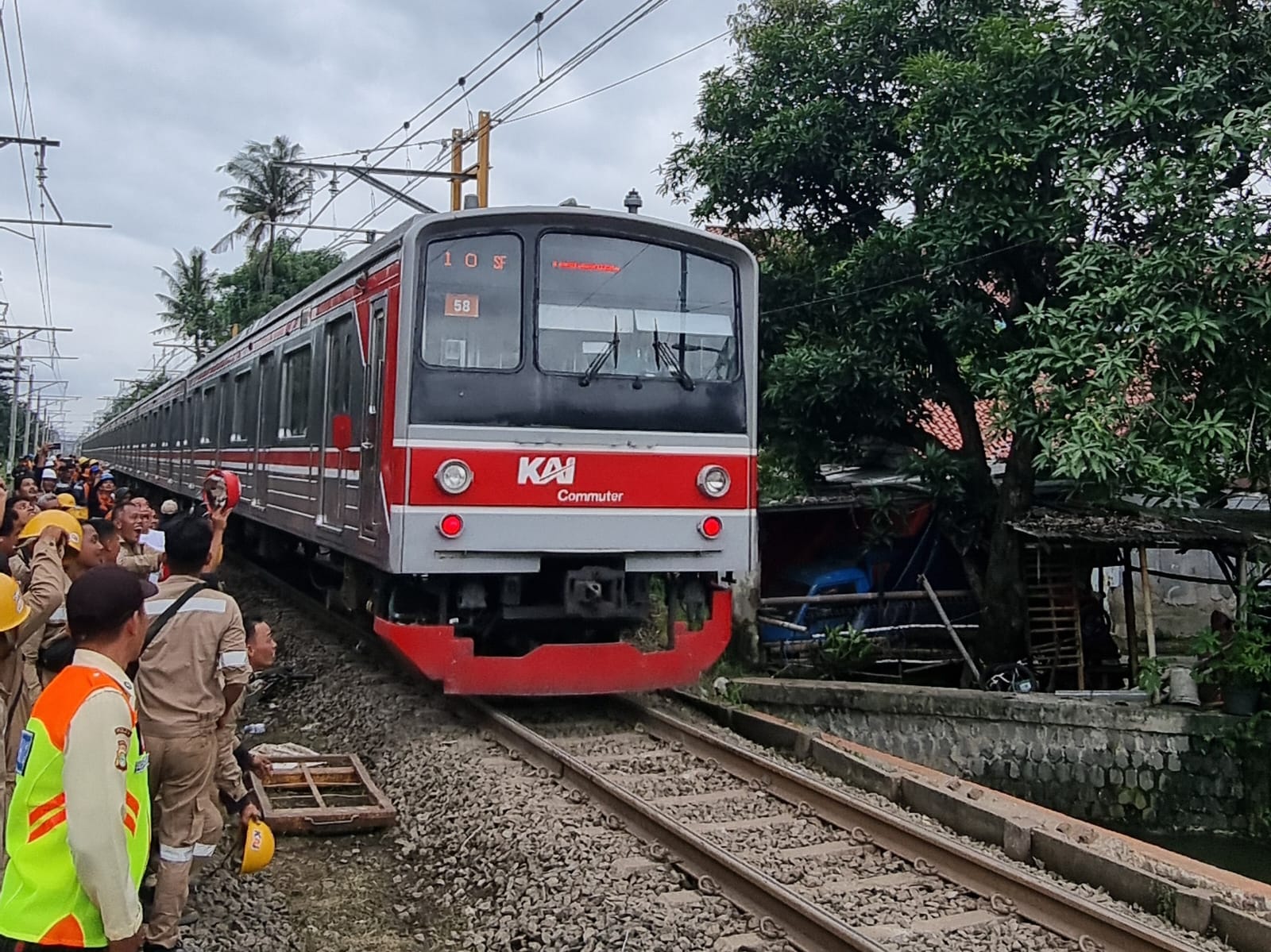 Proses Evakuasi Selesai, Perjalanan Commuter Line Antara Stasiun Poris - Stasiun Batu Ceper Kembali Aman untuk Melintas