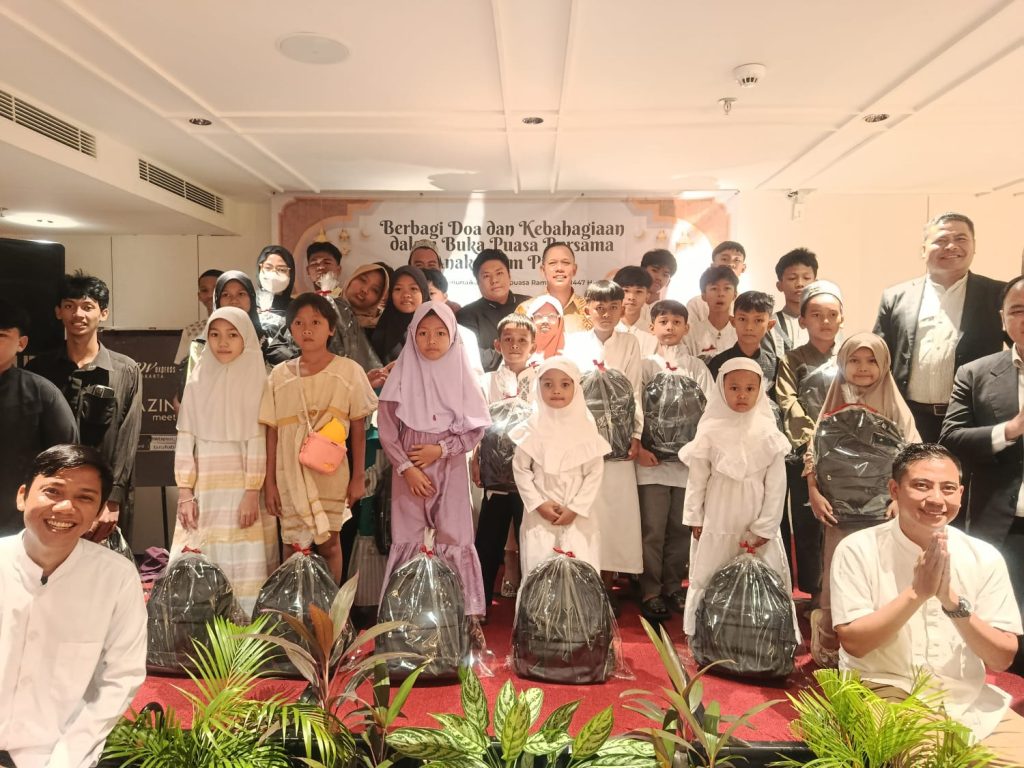 Tim manajemen berserta anak yatim piatu dari lingkungan sekitar hotel bw express jakarta - sumber foto istimewa