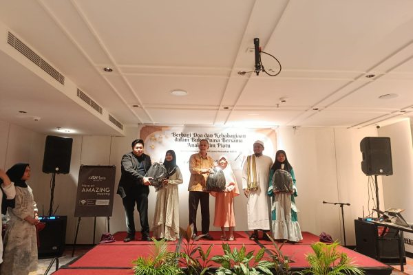 Tim manajemen berserta anak yatim piatu dari lingkungan sekitar hotel bw express jakarta - sumber foto istimewa