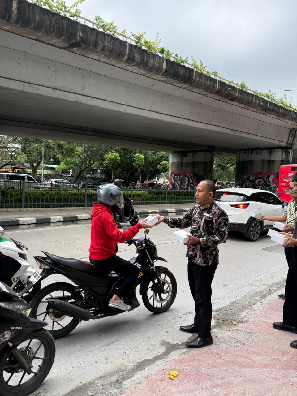 BW Express Hotel berbagi takjil - Adi/Dailylife