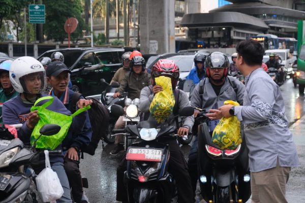Ramadan Penuh Kepedulian, PERURI Bagikan Takjil Gratis Untuk Warga Sekitar Perusaha
