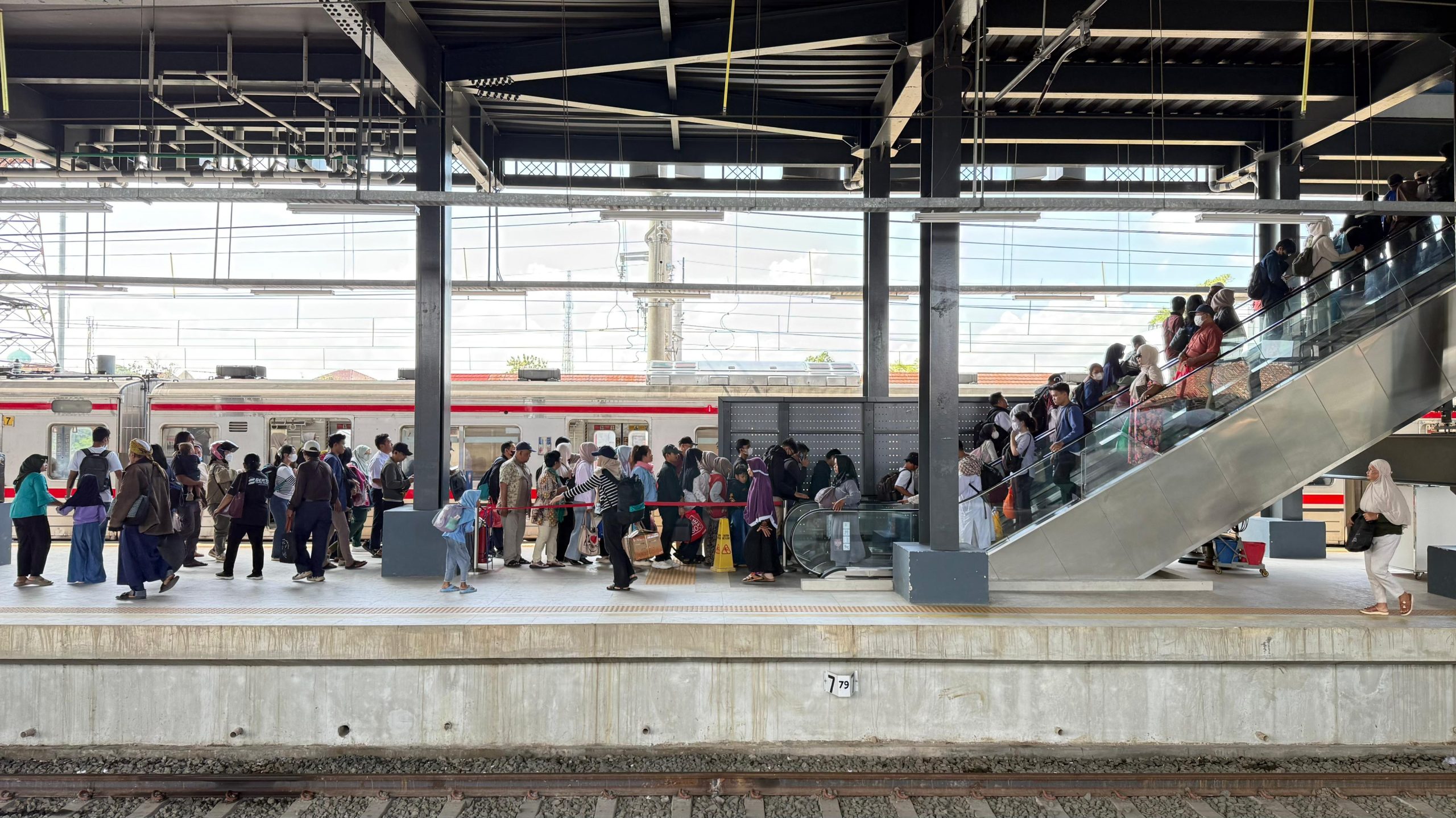 Usai Cuti Bersama, Pengguna Commuter Line Kembali di Dominasi Pengguna Harian