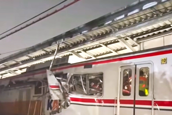 Tabrakan ka argo bromo anggrek vs krl di bekasi timur