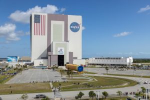 Empat per lima bagian atas tahap inti SLS (Space Launch System) milik NASA untuk misi Artemis III diturunkan dari kapal tongkang Pegasus milik badan antariksa tersebut pada Selasa, 28 April 2026, setelah tiba di Pusat Antariksa Kennedy di Florida sehari sebelumnya. NASA/Glenn Benson