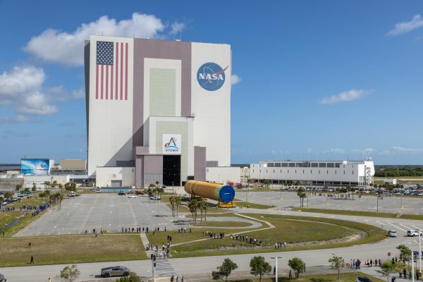 Empat per lima bagian atas tahap inti SLS (Space Launch System) milik NASA untuk misi Artemis III diturunkan dari kapal tongkang Pegasus milik badan antariksa tersebut pada Selasa, 28 April 2026, setelah tiba di Pusat Antariksa Kennedy di Florida sehari sebelumnya. NASA/Glenn Benson
