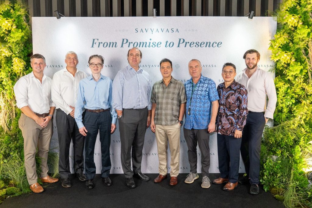 (Dari kiri ke kanan) Thomas Rhodes - Head of Residential Sales Southeast Asia Swire Properties; Mark Celenk - Director Southeast Asia John Swire & Sons (H.K.) Ltd; Adrian To - Director of Residential, Swire Properties; Tim Blackburn - Chief Executive, Swire Properties, Jefri Darmadi - President Director JSI Group; Ainsley Mann - Vice President Director Savyavasa & President Director Swire Investment Indonesia; Chandra Asali - Director JSI Group & President Director Jantra Swarna Dipta; Bram Van Hoof - Chief Operating Officer JSI Group