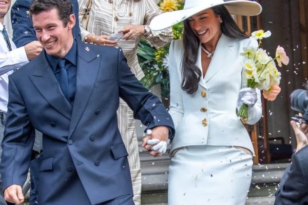 Dua Lipa resmi menikah dengan Callum Turner