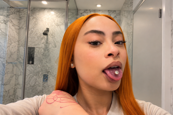 Ice Spice Pamer Piercing Lidah Berlian