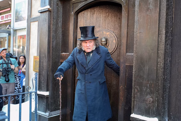 Transformasi Johnny Depp sebagai Ebenezer (Image: Paramount Pictures)