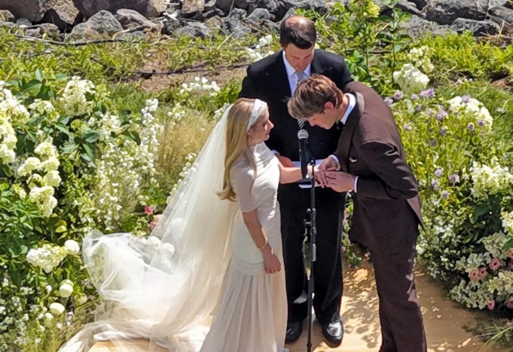 Emma Roberts menikah dengan Cody John