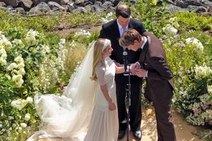 Emma Roberts menikah dengan Cody John