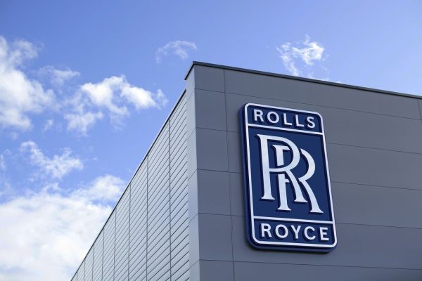 Rolls-Royce naikkan target kinerja 2026