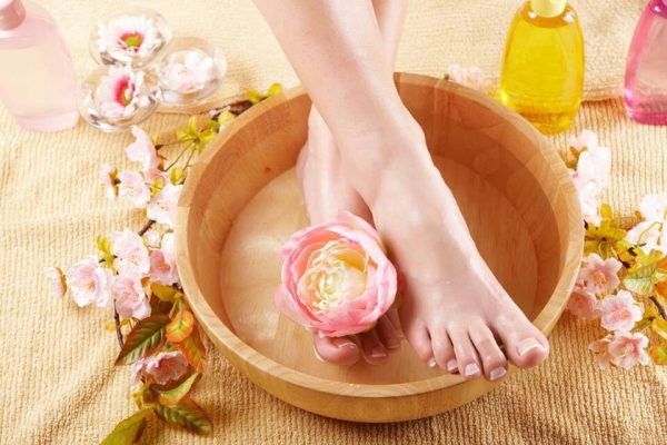 rendam kaki dengan cuka untuk menghilangkan bau kaki dan jamur