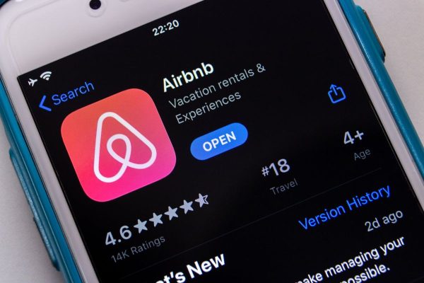strategi baru Airbnb tiket wisata dan dompet digital