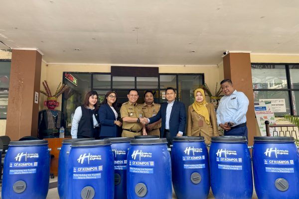 Holiday Inn Express Jakarta Menteng donasi drum biopori