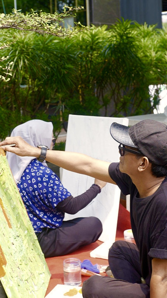 Pameran seni Avenzel Hotel Cibubur menampilkan lukisan berbahan kopi dan tutup botol bekas
