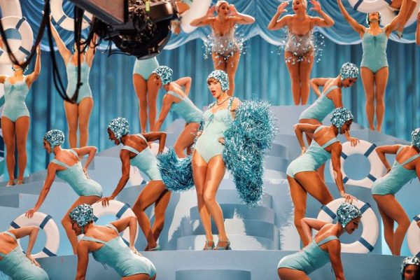 Taylor Swift Greta Lee Opalite dalam video musik bergaya retro 1990-an yang menampilkan kolaborasi kreatif bersama para bintang Hollywood