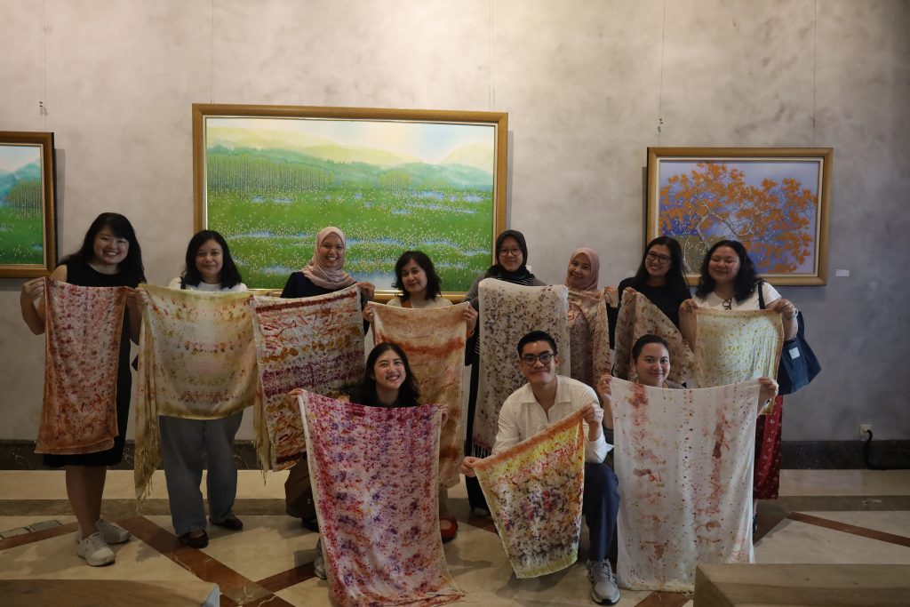 Eco print workshop Mangkuluhur ARTOTEL Suites bersama Crea Botanica mengubah daun dan bunga menjadi karya tekstil ramah lingkungan