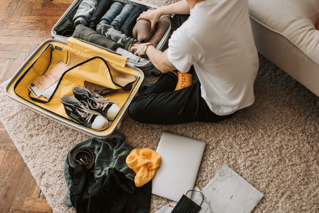 Tips packing koper kabin bebas biaya bagasi tambahan dengan teknik rolling pakaian, packing cubes, kantong cairan transparan, dan pakaian berlapis di bandara
