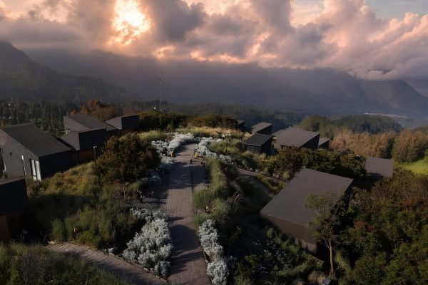 Cloudside of Mentigen: Pesona Bromo dari Ketinggian