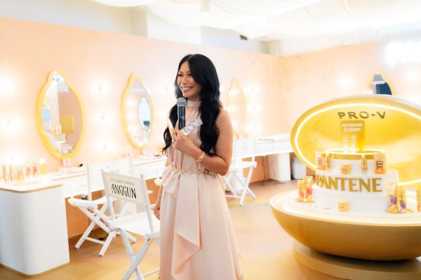 Pantene Miracles Vitamin Ampoules hadir di Pantene Hair Gloss Room pada no na Island Girl Pop Up