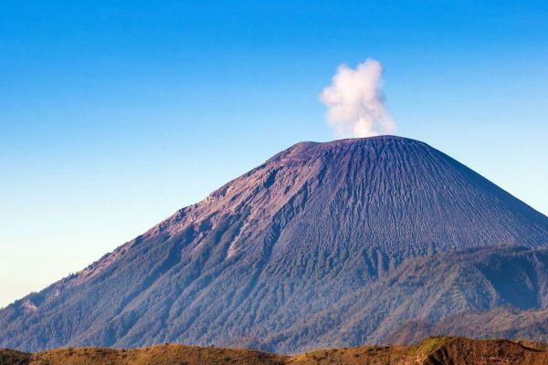 Gunung Semeru erupsi